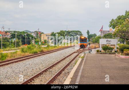 Ein Zug fährt in einen Bahnhof und wartet in Thailand auf Fahrgäste Stockfoto