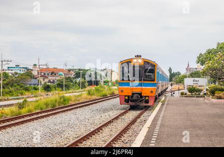Ein Zug fährt in einen Bahnhof und wartet in Thailand auf Fahrgäste Stockfoto