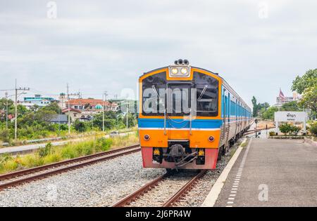 Ein Zug fährt in einen Bahnhof und wartet in Thailand auf Fahrgäste Stockfoto