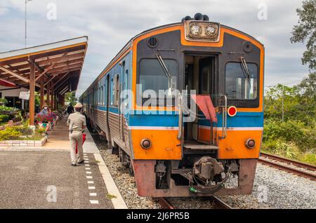 Ein Zug fährt in einen Bahnhof und wartet in Thailand auf Fahrgäste Stockfoto