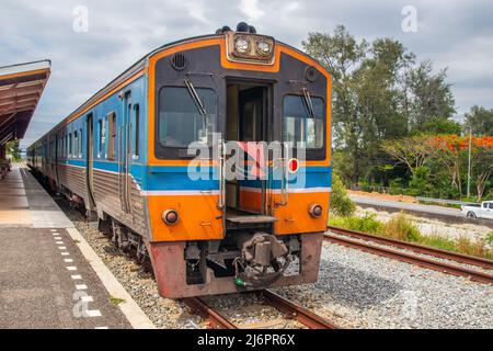 Ein Zug fährt in einen Bahnhof und wartet in Thailand auf Fahrgäste Stockfoto