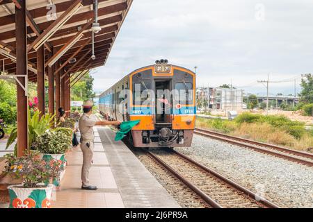 Ein Zug fährt in einen Bahnhof und wartet in Thailand auf Fahrgäste Stockfoto