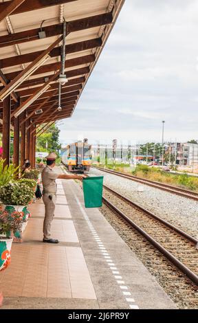 Ein Zug fährt in einen Bahnhof und wartet in Thailand auf Fahrgäste Stockfoto