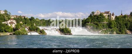 Rheinfall, Neuhausen, Schweiz. Der Rheinfall ist der größte flache Wasserfall Europas Stockfoto