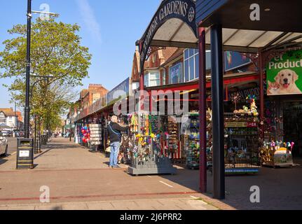 Überdachter Bürgersteig und Ladenfront in Skegness, Lincolnshire, Großbritannien Stockfoto