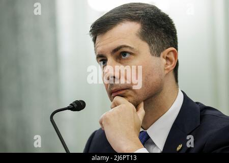 Pete Buttigieg, Sekretär des Verkehrsministeriums, bezeugte am 3. Mai 2022 während einer Anhörung des Senats für Handel, Wissenschaft und Verkehr im Senatsbüro von Rayburn auf dem Capitol Hill in Washington, DC. Kredit: Samuel Corum / CNP Stockfoto