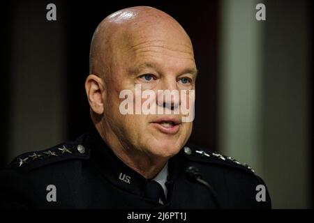 General John Raymond, Chief of Space Operations bei der US Space Force, bezeugte am 3. Mai 2022 während einer Anhörung der Streitkräfte des Senats im Dirksen Senate Office Building auf dem Capitol Hill in Washington, DC. Kredit: Samuel Corum / CNP Stockfoto