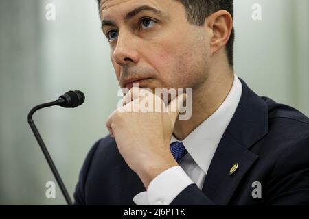 Pete Buttigieg, Sekretär des Verkehrsministeriums, bezeugte am 3. Mai 2022 während einer Anhörung des Senats für Handel, Wissenschaft und Verkehr im Senatsbüro von Rayburn auf dem Capitol Hill in Washington, DC. Kredit: Samuel Corum / CNP Stockfoto