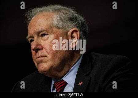 DER US-Luftwaffenminister Frank Kendall bezeugte am 3. Mai 2022 während einer Anhörung der Streitkräfte des Senats im Dirksen Senatsbüro auf dem Capitol Hill in Washington, DC. Kredit: Samuel Corum / CNP Stockfoto