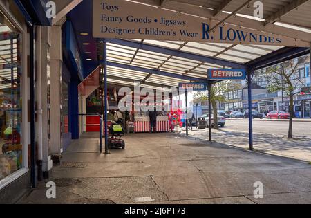 Überdachter Bürgersteig und Ladenfront in Skegness, Lincolnshire, Großbritannien Stockfoto