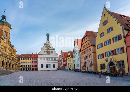 Schöne Architektur der romantischen Rothenburg ob der Tauber mit bunten mittelalterlichen Häusern am Marktplatz Ratstrinkstube. Stockfoto