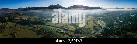 Luftaufnahme von Pai bei Sonnenaufgang mit Nebel in Mae Hong Son, Thailand. Hochwertige Fotos Stockfoto