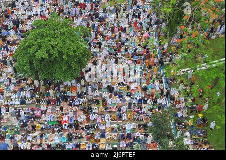 3. Mai 2022, Sylhet, Mexiko-Stadt, Bangladesch: Muslimische Gläubige kommen zusammen, um an den Eid-Gebeten im Rahmen des Heiligen Eid-UL-Fitr in Sylhet teilzunehmen, das im historischen Shahi Eidgah Maidan stattfand. Eid al-Fitr, der Feiertag, der an das Ende des heiligen muslimischen Monats Ramadan erinnert, wird von diesem Montag an weltweit gefeiert. Am 3. Mai 2022 in Sylhet, Bangladesch. (Bild: © MD Rafayat Haque Khan/eyepix via ZUMA Press Wire) Stockfoto