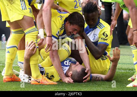 Allianz Stadium, Turin, Italien, 01. Mai 2022, Juventus FC Team feiert am Ende des Spiels Leonardo Bonucci (Juventus FC) und Dusan Vlahovic ( Stockfoto