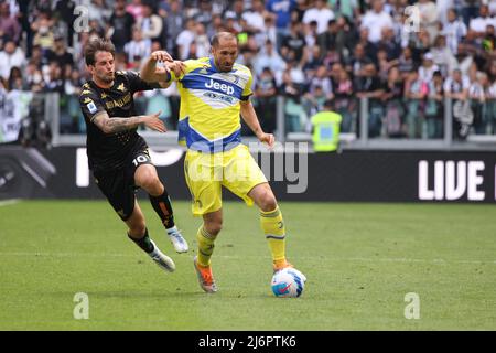 Allianz Stadium, Turin, Italien, 01. Mai 2022, Giorgio Chiellini (FC Juventus) kontrolliert den Ball und behält den Besitz gegen Mattia Aramu (Vene Stockfoto