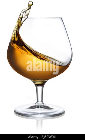 Spritzer Cognac in einem auf weißem Hintergrund isolierten Schnitter Stockfoto