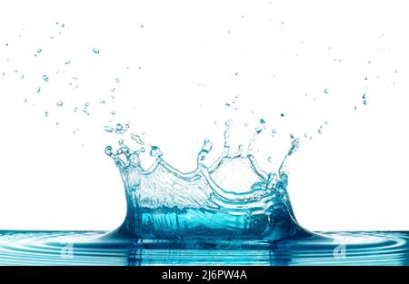 Blaue Flüssigkeit spritzt Krone isoliert auf weißem Hintergrund Stockfoto