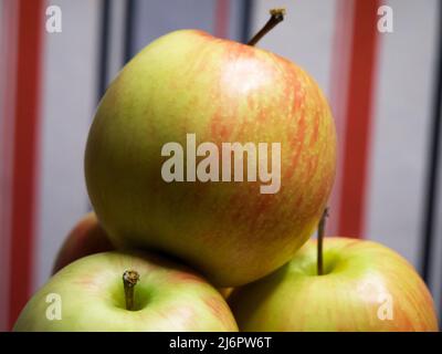 Ein Haufen Galaäpfel. Ein paar Früchte, eine Nahaufnahme. Stockfoto