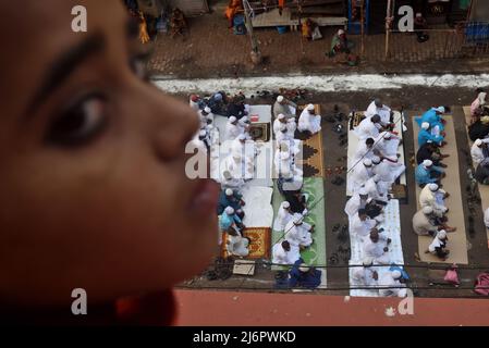 3. Mai 2022, Kalkutta, Westbengalen, Indien: Menschen aus der muslimischen Gemeinschaft bieten ein besonderes Gebet/Namaz anlässlich des Eid-ul-Fitr an, das von Muslimen auf der ganzen Welt zum Ende des islamischen heiligen Monats Ramzan gefeiert wird. Ramzan wird von Muslimen weltweit als ein Fastenmonat beobachtet, um der ersten Offenbarung des Korans an den Propheten Muhammad zu gedenken, so der islamische Glaube. Am 3. Mai 2022 in Kalkutta, Indien. (Bild: © Sukhomoy  Sen/eyepix über ZUMA Press Wire) Stockfoto