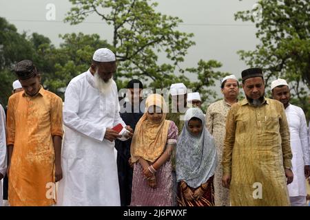 3. Mai 2022, Kalkutta, Westbengalen, Indien: Kinder werden gesehen, wie sie den plötzlichen Regenfällen trotzen und ihre Eltern während des besonderen Gebets/Namaz anlässlich des Eid-ul-Fitr begleitet, das von Muslimen auf der ganzen Welt zum Ende des islamischen heiligen Monats Ramzan gefeiert wird. Ramzan wird von Muslimen weltweit als ein Fastenmonat beobachtet, um der ersten Offenbarung des Korans an den Propheten Muhammad zu gedenken, so der islamische Glaube. Am 3. Mai 2022 in Kalkutta, Indien. (Bild: © Sukhomoy  Sen/eyepix über ZUMA Press Wire) Stockfoto