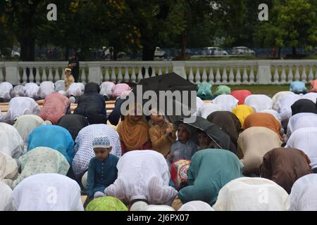 3. Mai 2022, Kalkutta, Westbengalen, Indien: Kinder werden gesehen, wie sie den plötzlichen Regenfällen trotzen und ihre Eltern während des besonderen Gebets/Namaz anlässlich des Eid-ul-Fitr begleitet, das von Muslimen auf der ganzen Welt zum Ende des islamischen heiligen Monats Ramzan gefeiert wird. Ramzan wird von Muslimen weltweit als ein Fastenmonat beobachtet, um der ersten Offenbarung des Korans an den Propheten Muhammad zu gedenken, so der islamische Glaube. Am 3. Mai 2022 in Kalkutta, Indien. (Bild: © Sukhomoy  Sen/eyepix über ZUMA Press Wire) Stockfoto