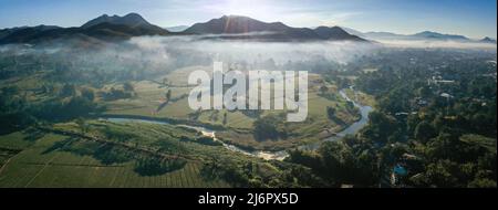 Luftaufnahme von Pai bei Sonnenaufgang mit Nebel in Mae Hong Son, Thailand. Hochwertige Fotos Stockfoto