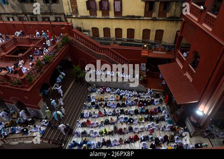 3. Mai 2022, Kalkutta, Westbengalen, Indien: Menschen aus der muslimischen Gemeinschaft bieten ein besonderes Gebet/Namaz anlässlich des Eid-ul-Fitr an, das von Muslimen auf der ganzen Welt zum Ende des islamischen heiligen Monats Ramzan gefeiert wird. Ramzan wird von Muslimen weltweit als ein Fastenmonat beobachtet, um der ersten Offenbarung des Korans an den Propheten Muhammad zu gedenken, so der islamische Glaube. Am 3. Mai 2022 in Kalkutta, Indien. (Bild: © Sukhomoy  Sen/eyepix über ZUMA Press Wire) Stockfoto