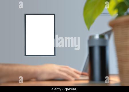 Malen an der Wand mit Platz zum Einstecken, mans Hände hinter einem Laptop. Selektiver Fokus. Stockfoto