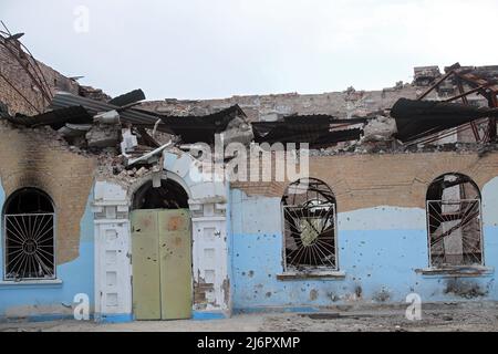 Nicht exklusiv: IRPIN, UKRAINE - 3. MAI 2022 - das durch russischen Beschuss zerstörte Zentralhaus der Kultur ist im befreiten Irpin, der Region Kiew, abgebildet. Stockfoto