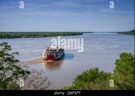 American Queen Steamboat-Raddampfer auf dem Mississippi River mit Abfahrt in Natchez, MS, USA. Stockfoto