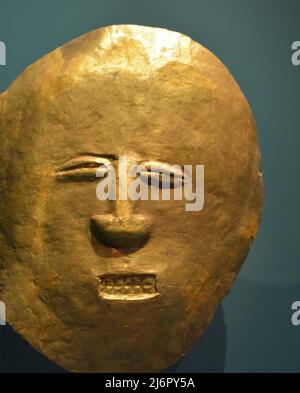 Präkolumbianische Goldmaske in Kolumbien gefunden. Museum of Fine Arts Houston Stockfoto