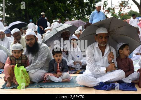 3. Mai 2022, Kalkutta, Westbengalen, Indien: Kinder werden gesehen, wie sie den plötzlichen Regenfällen trotzen und ihre Eltern während des besonderen Gebets/Namaz anlässlich des Eid-ul-Fitr begleitet, das von Muslimen auf der ganzen Welt zum Ende des islamischen heiligen Monats Ramzan gefeiert wird. Ramzan wird von Muslimen weltweit als ein Fastenmonat beobachtet, um der ersten Offenbarung des Korans an den Propheten Muhammad zu gedenken, so der islamische Glaube. Am 3. Mai 2022 in Kalkutta, Indien. (Bild: © Sukhomoy  Sen/eyepix über ZUMA Press Wire) Stockfoto