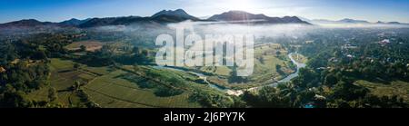 Luftaufnahme von Pai bei Sonnenaufgang mit Nebel in Mae Hong Son, Thailand. Hochwertige Fotos Stockfoto