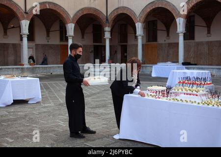 Venedig, Italien - April, 20: Die Chefin und ihre Mitarbeiterin bereiten sich darauf vor, am 20. April 2022 Canapes-Vorspeisen für das Buffet zuzubereiten Stockfoto