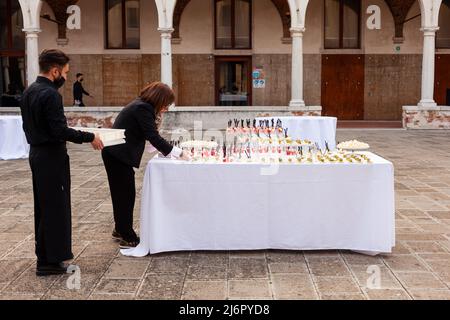 Venedig, Italien - April, 20: Die Chefin und ihre Mitarbeiterin bereiten sich darauf vor, am 20. April 2022 Canapes-Vorspeisen für das Buffet zuzubereiten Stockfoto