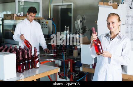 Weibliche Verpackungsflaschen auf Weingut . Stockfoto