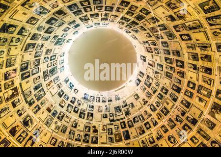 JERUSALEM, ISRAEL - 24. SEPTEMBER 2017: Dies ist ein Kegel mit Fotos in der Namenshalle im Historischen Museum des Holocaust-Gedächtnishauses (Yad Vashem). Stockfoto