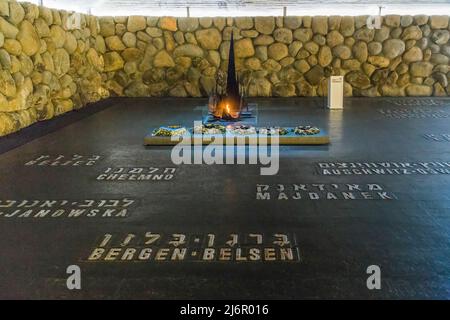 JERUSALEM, ISRAEL - 24. SEPTEMBER 2017: Dies ist das ewige Feuer in der Gedenkhalle des Holocaust-Museums (Yad Vashem). Stockfoto