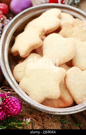 Weihnachtsplätzchen in Stern und Herz Form. Festliches dessert Stockfoto
