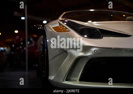 Weiße Sport-Autoscheinwerfer. Luxus-Scheinwerfer aus nächster Nähe Stockfoto