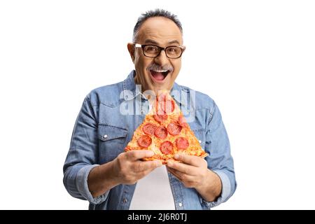 Fröhlicher reifer Mann, der Pepperoni Pizza isst und isoliert auf weißem Hintergrund auf die Kamera schaut Stockfoto