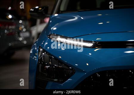Nahaufnahme der schönen Autoscheinwerfer. Nahaufnahme des blauen Autos Stockfoto