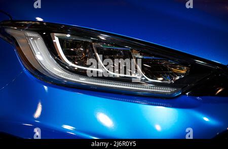 Nahaufnahme der schönen Autoscheinwerfer. Nahaufnahme des blauen Autos Stockfoto