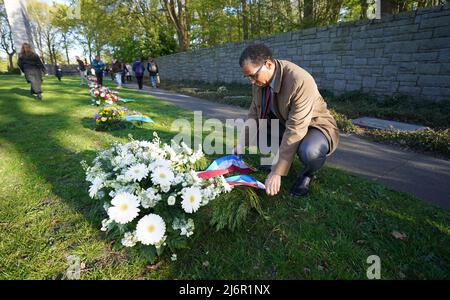 03. Mai 2022, Hamburg: Darion Akins, Generalkonsul der USA, bereitet den Kranz für die Kranzniederlegung anlässlich des 77.. Jahrestages des Kriegsendes und der Befreiung der Gefangenen an der KZ-Gedenkstätte Neuengamme vor. Überlebende sowie Mitgliedsorganisationen der Amicale Internationale KZ Neuengamme und andere Verwandte ehemaliger Häftlinge des Konzentrationslagers Neuengamme aus Belgien, Dänemark, Deutschland, Frankreich, Kroatien, Die Niederlande, Polen, Spanien und die Ukraine nahmen an der Gedenkfeier Teil. Foto: Marcus Brandt/dpa Stockfoto