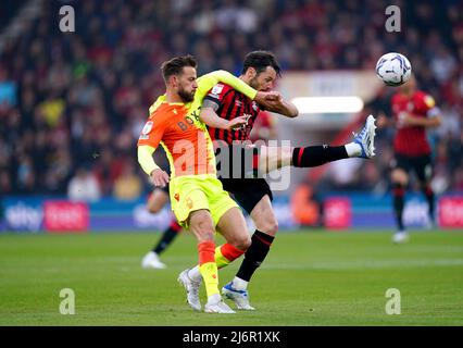 Philip Zinckernagel (links) von Nottingham Forest und Adam Smith von Bournemouth kämpfen während des Sky Bet Championship-Spiels im Vitality Stadium in Bournemouth um den Ball. Bilddatum: Dienstag, 3. Mai 2022. Stockfoto