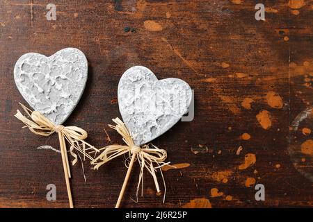 Graue Herzen auf hölzernen Hintergrund, Textfreiraum. Stockfoto