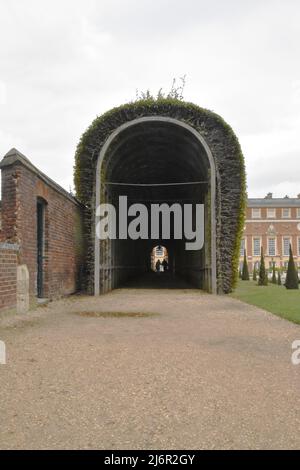 Vined überdachte Gehweg im Privy Garden im Hampton Court Palace, Richmond, London, England. Stockfoto