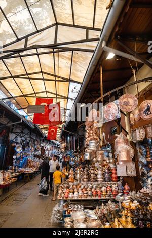 Gaziantep, Türkei - April 2022: Gaziantep Coppersmith Bazaar (Türkisch: Bakircilar Carsisi). Handgemachte Kupferprodukte und historische Basarstraße Stockfoto