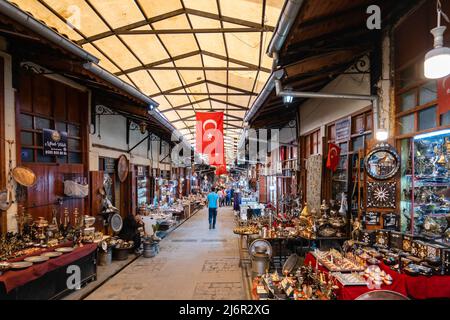 Gaziantep, Türkei - April 2022: Gaziantep Coppersmith Bazaar (Türkisch: Bakircilar Carsisi). Handgemachte Kupferprodukte und historische Basarstraße Stockfoto