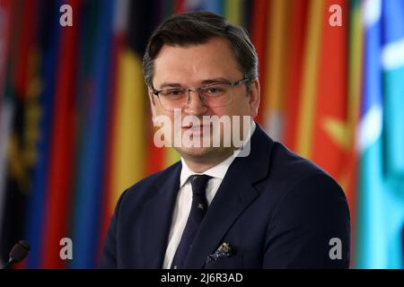 Sofia, Bulgarien - 19. April 2022: Der ukrainische Außenminister Dmytro Kuleba nimmt nach einem Treffen mit seinem bulgarischen Amtskollegen an einer Pressekonferenz Teil Stockfoto